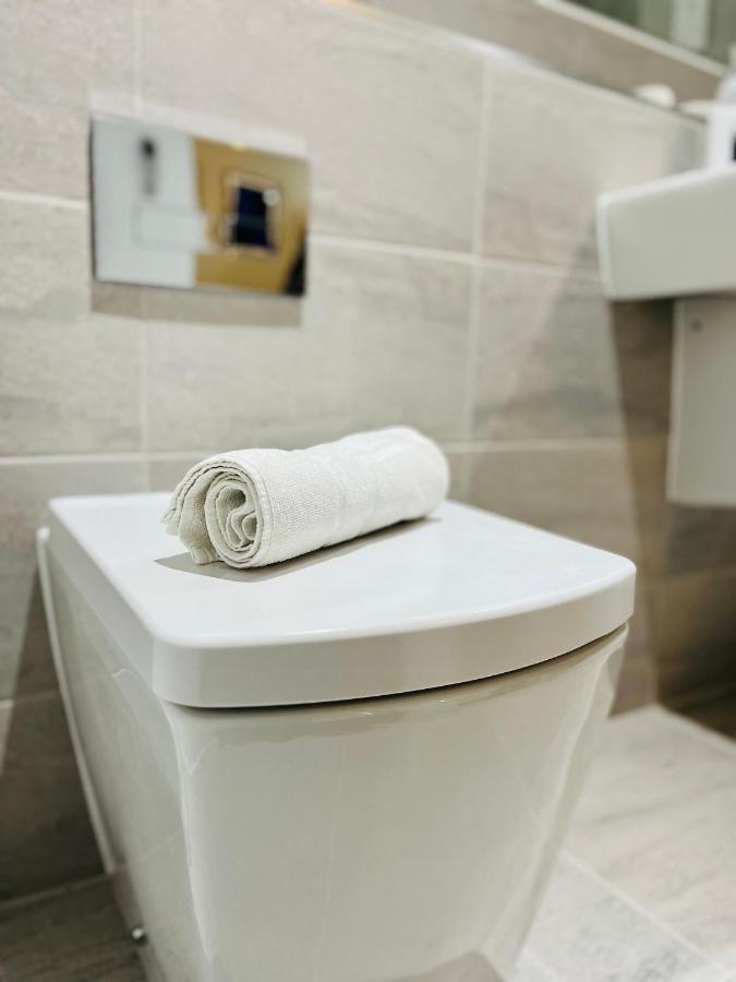Stylish Studio Apartment Near To Old Trafford Stadium Manchester Bagian luar foto